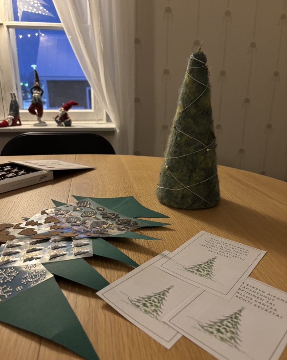Kun työnohjaus tekee näkyväksi onnistumisia, kannattelevia hetkiä, omaa osaamista ja työhyvinvointia vahvistavia asioita, myös kokemus omasta toimijuudesta alkaa vahvistua. Pysähtyminen niiden äärelle auttaa huomaamaan, että kaiken kuormituksen keskellä työssä on edelleen paljon sellaista, joka kantaa, antaa voimaa ja muistuttaa omasta asiantuntijuudesta.  Joskus yksi pieni koriste kuusen oksalla voi kertoa enemmän jaksamisesta, kasvusta ja merkityksellisestä työstä kuin pitkä lista tehtyjä asioita..